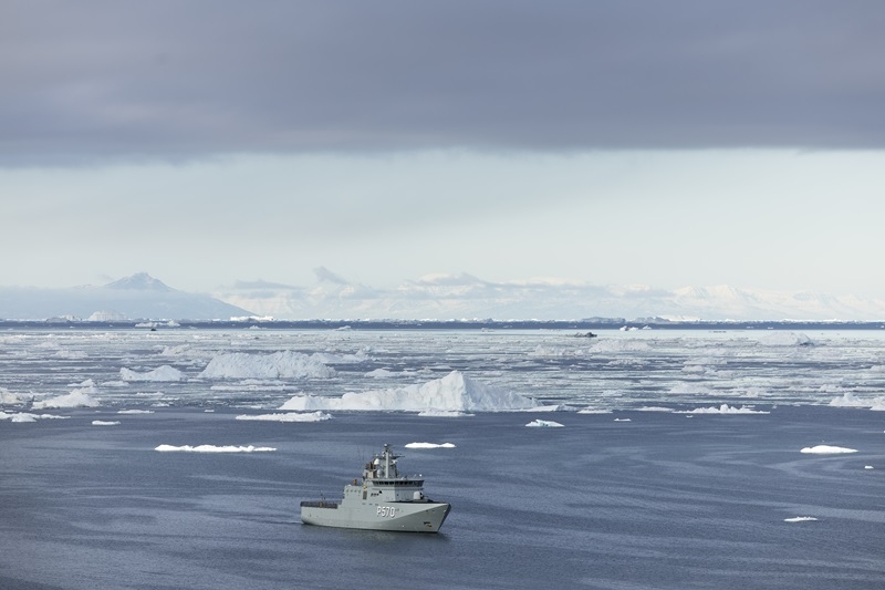 Danskt krigsskepp bland isberg