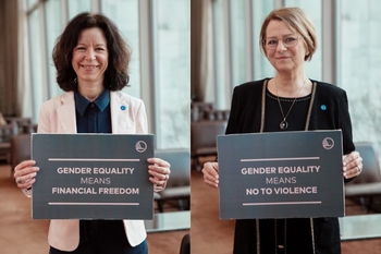 Eva Lindh och Tone Wilhelmsen Trøen på CSW. Håller skyltar där det står "Gender equality means financial freedom" och Gender equality means no to violence"